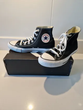 Zapatillas Converse Negras y Blancas