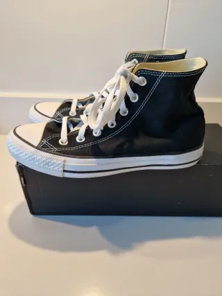 Zapatillas Converse Negras y Blancas