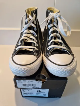 Zapatillas Converse Negras y Blancas