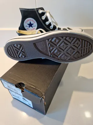 Zapatillas Converse Negras y Blancas