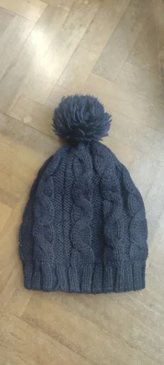 Gorro de invierno azul con pompón.