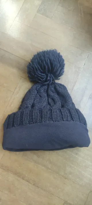 Gorro de invierno azul con pompón.