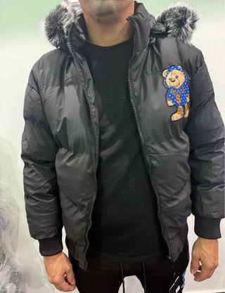 Abrigo negro con oso brillante