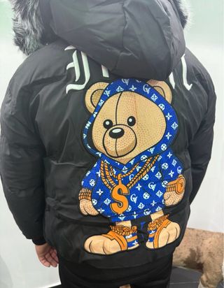 Abrigo negro con oso brillante