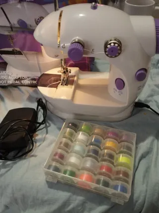 Máquina de coser con accesorios