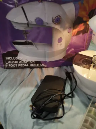 Máquina de coser con accesorios