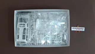 Mitsubishi Delica Space Gear maqueta 1/24 Aoshima