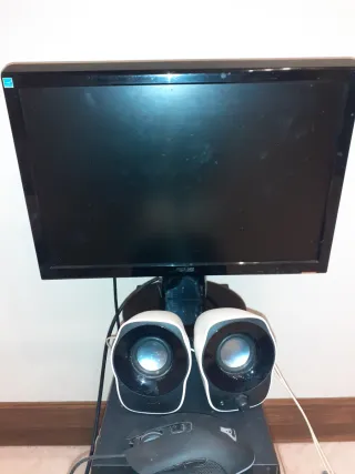 Ordenador con altavoces y ratón