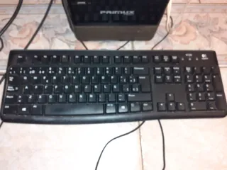 Ordenador con altavoces y ratón