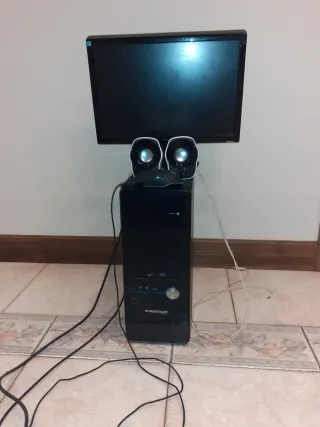 Ordenador con altavoces y ratón