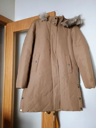 Abrigo largo beige con capucha