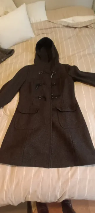 Abrigo marrón con capucha
