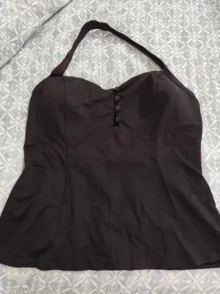 Top negro halter con botones