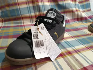 Adidas Stan Smith con etiqueta