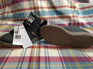 Adidas Stan Smith con etiqueta