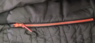 Plumas hombre negro y rojo