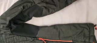 Plumas hombre negro y rojo