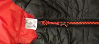 Plumas hombre negro y rojo