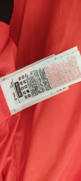 Plumas hombre negro y rojo