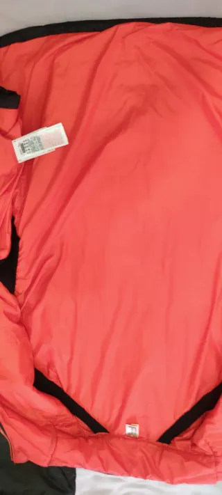 Plumas hombre negro y rojo