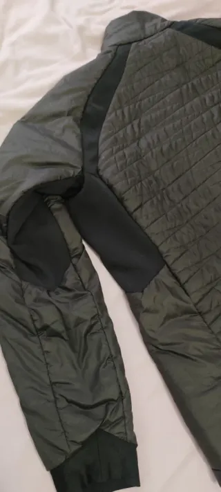 Plumas hombre negro y rojo