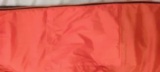 Plumas hombre negro y rojo