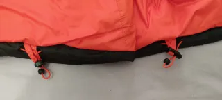 Plumas hombre negro y rojo