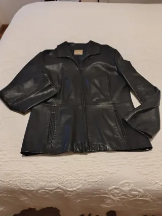 Cazadora de cuero mujer negra