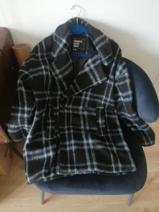 Abrigo cuadros oversize negro y celeste