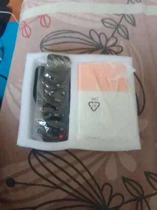 Mini Proyector LED Blanco y Amarillo