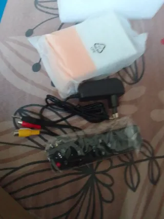 Mini Proyector LED Blanco y Amarillo