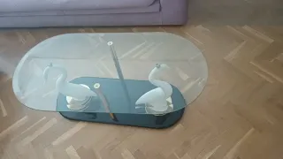 Mesa de centro de cristal con cisnes