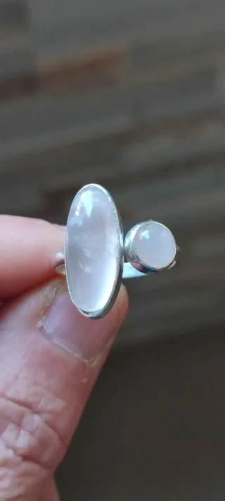 Anillo ajustable de plata y cuarzo Rosa.