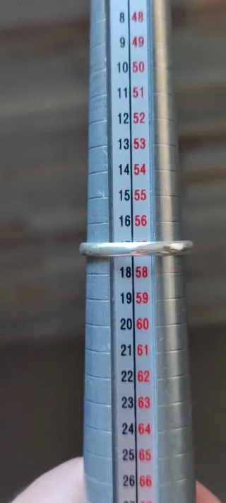 Anillo ajustable de plata y cuarzo Rosa.