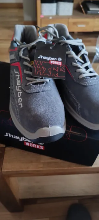 Zapatos de trabajo Jhayber grises y rojos
