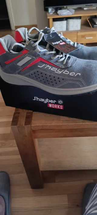 Zapatos de trabajo Jhayber grises y rojos