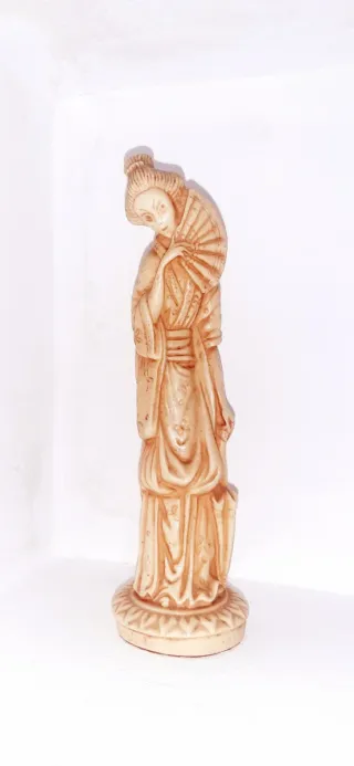 Figura de porcelana mujer con abanico