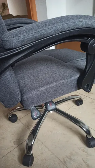 Sedia da ufficio grigia molto comoda