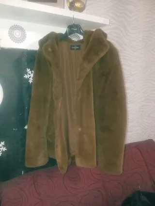 Abrigo multicolor con detalles rojos