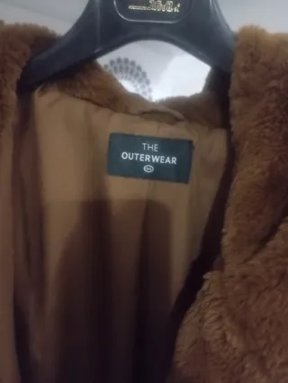 Abrigo multicolor con detalles rojos