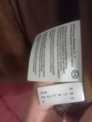 Abrigo multicolor con detalles rojos