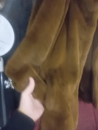 Abrigo multicolor con detalles rojos