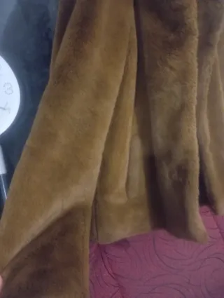 Abrigo multicolor con detalles rojos