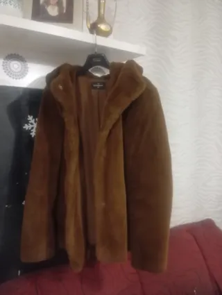 Abrigo multicolor con detalles rojos