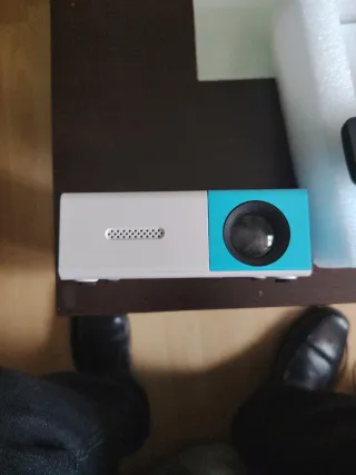 Mini proyector blanco y azul