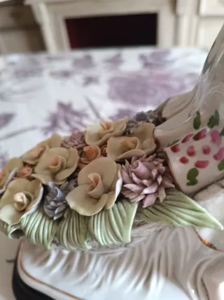 Muñeca de porcelana con flores