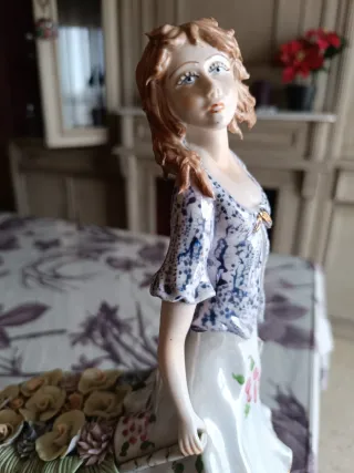 Muñeca de porcelana con flores