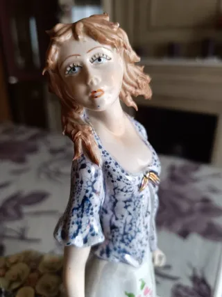 Muñeca de porcelana con flores