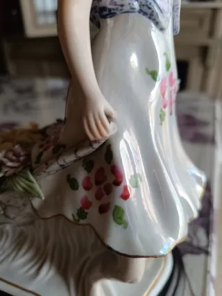 Muñeca de porcelana con flores