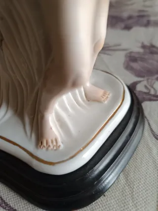 Muñeca de porcelana con flores